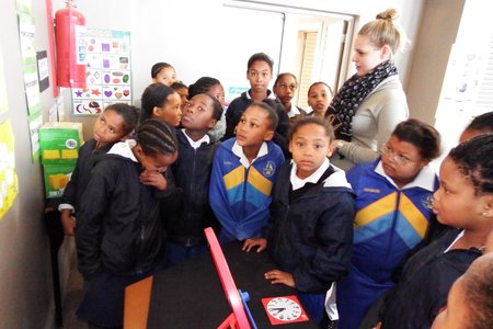 Bianca Germishuizen met haar groep leerders by een van die uitstallings